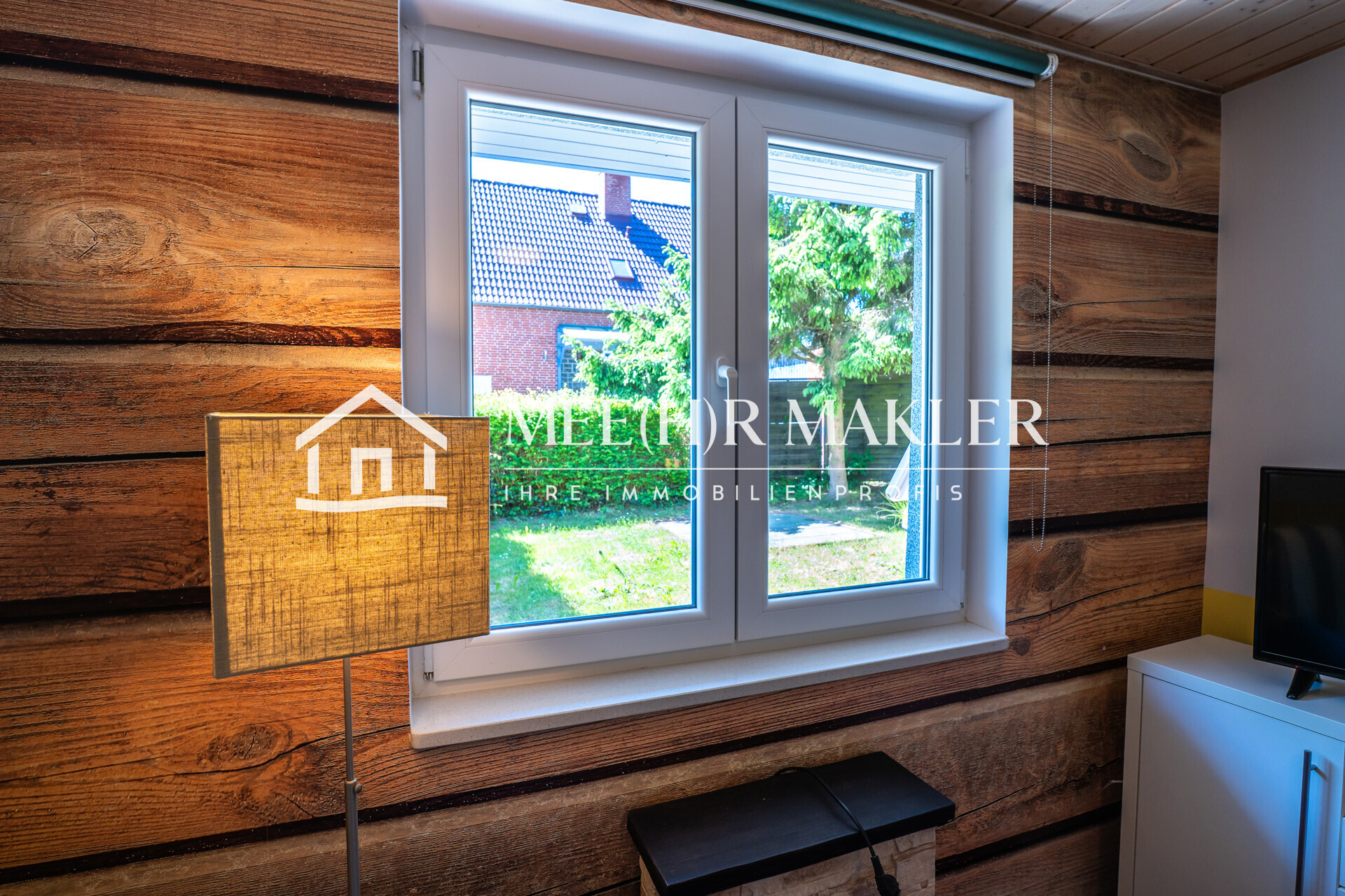 Blick aus Wohnbereich in Garten