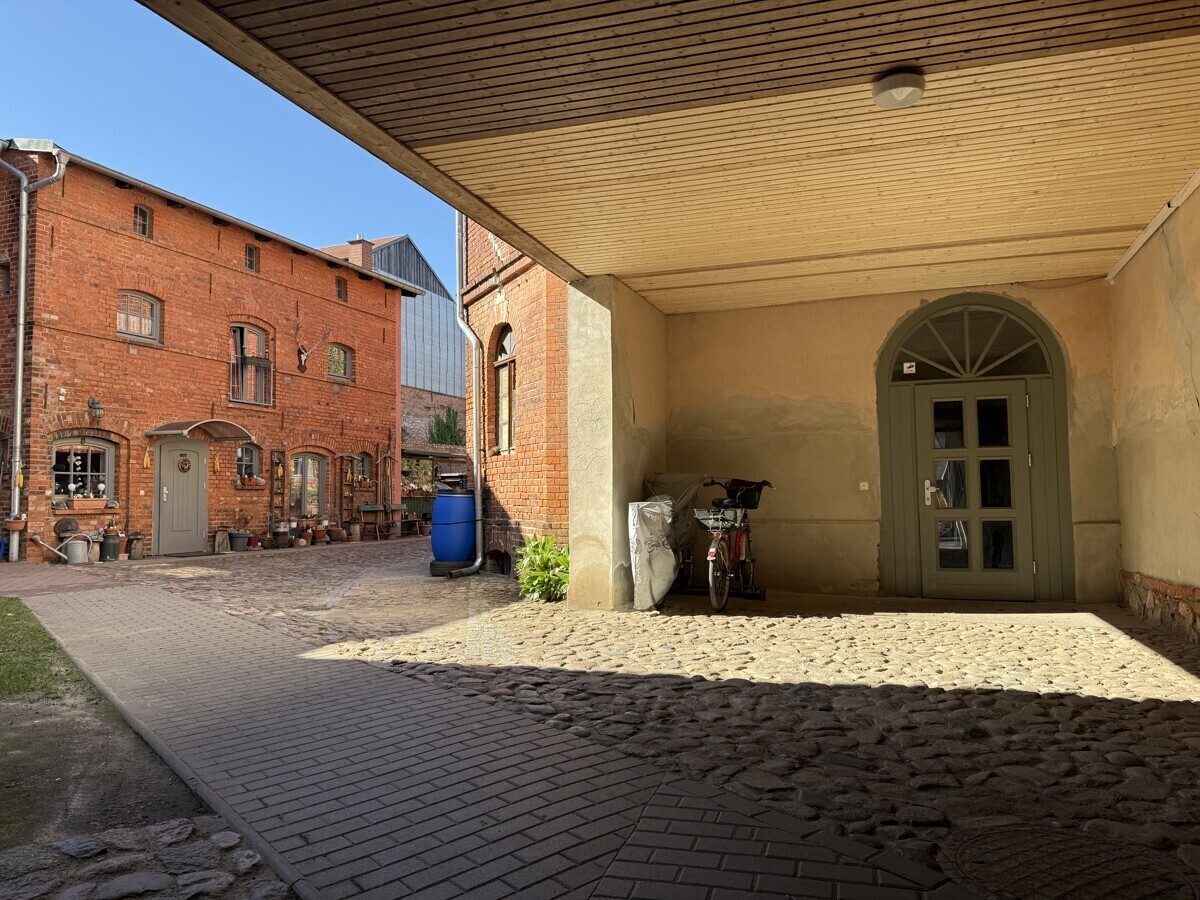 Hofzufahrt 1