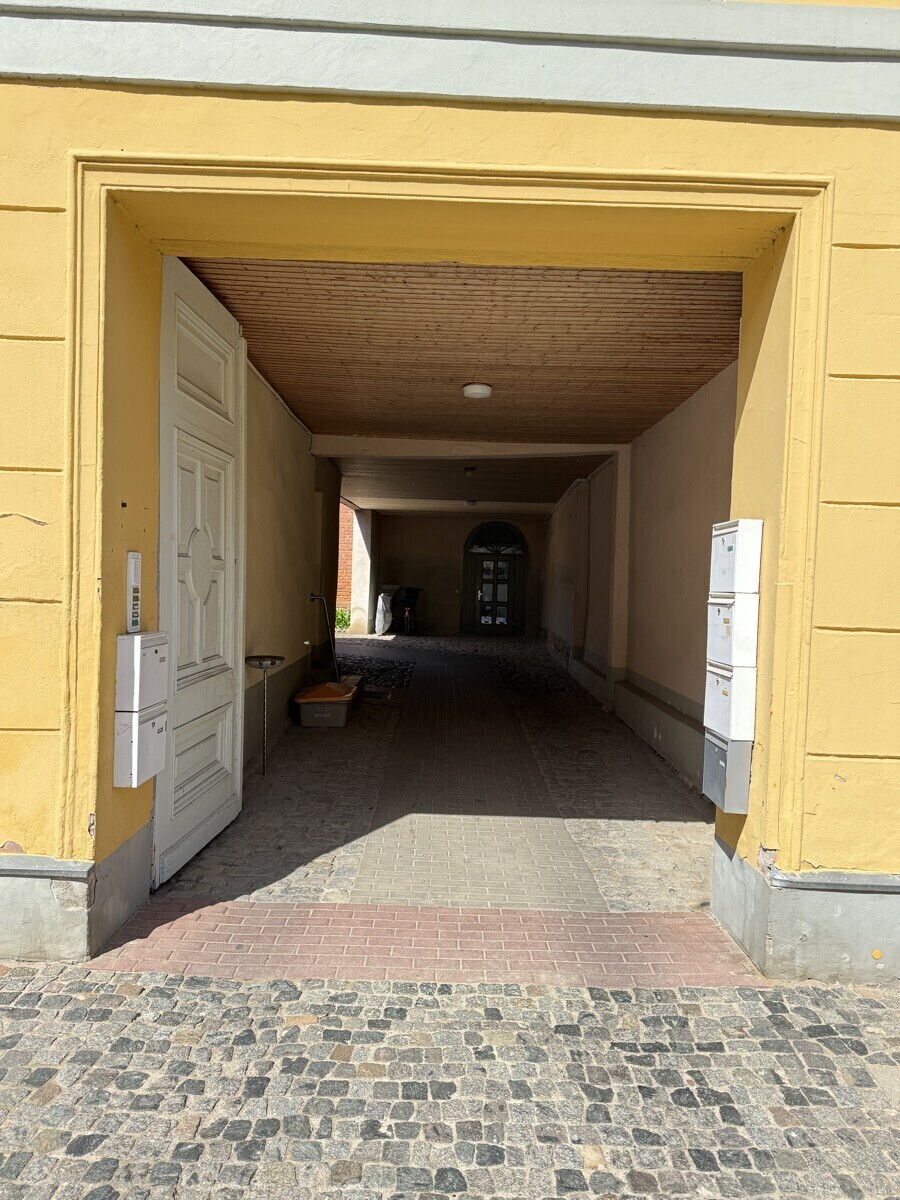 Hoftor und Briefkästen