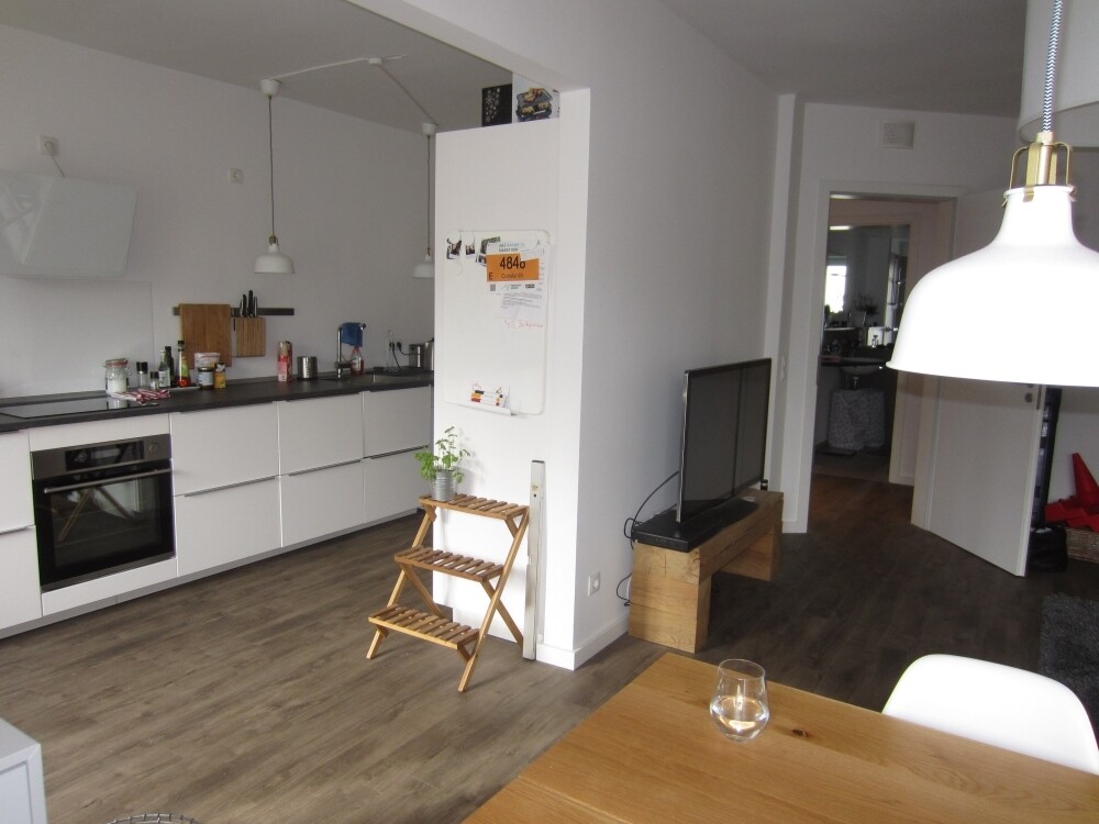 Blick vom Wohnzimmer in die Küche