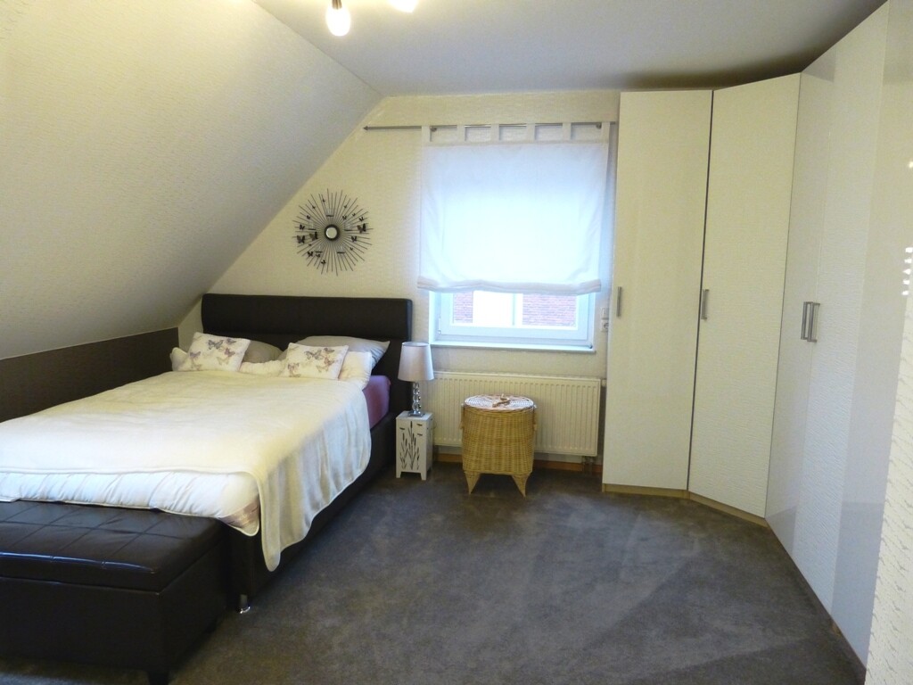 Schlafzimmer mit Einbauschrank