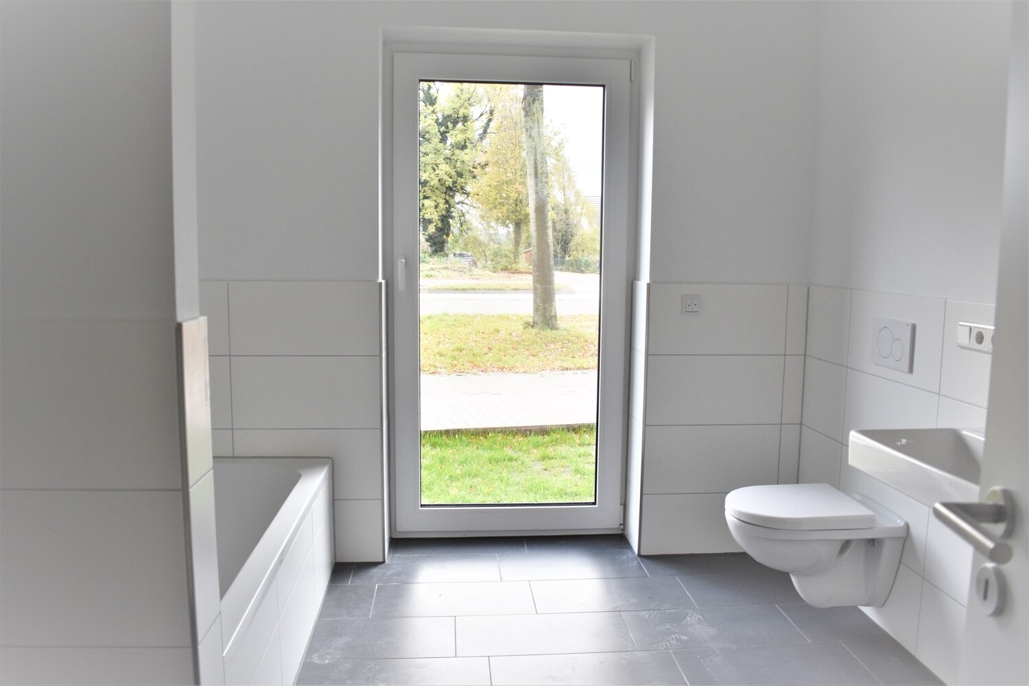 Badezimmer mit Dusche und Badewanne