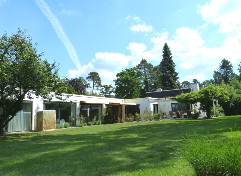 Rückansicht des Hauses mit Schwimmbad