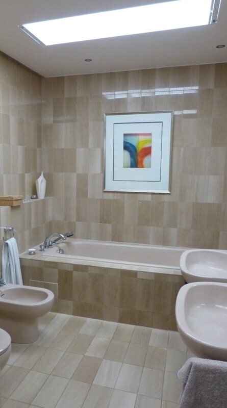 Wannenbad mit Dusche im OG