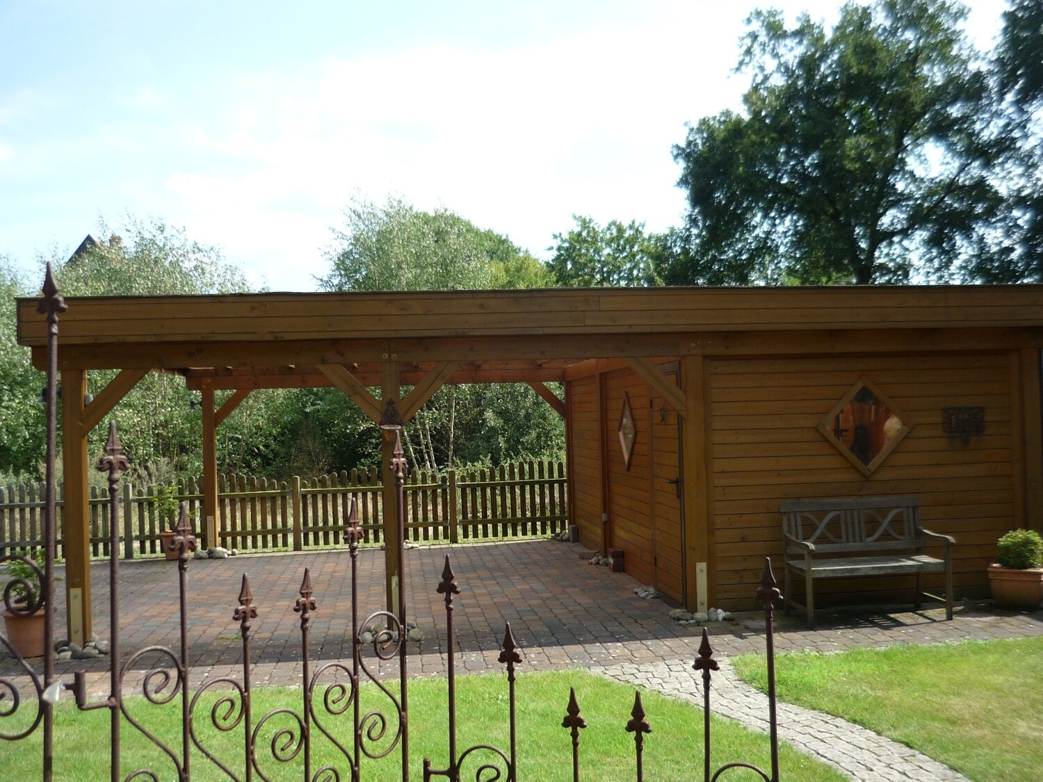 Carport mit Geräteschuppen