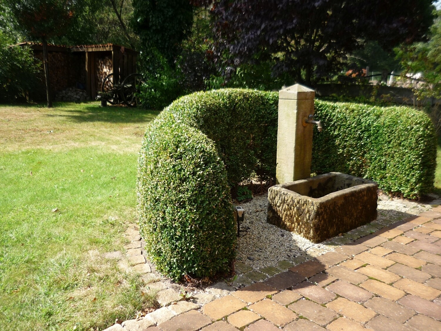 Wasserstele am Gartenhaus
