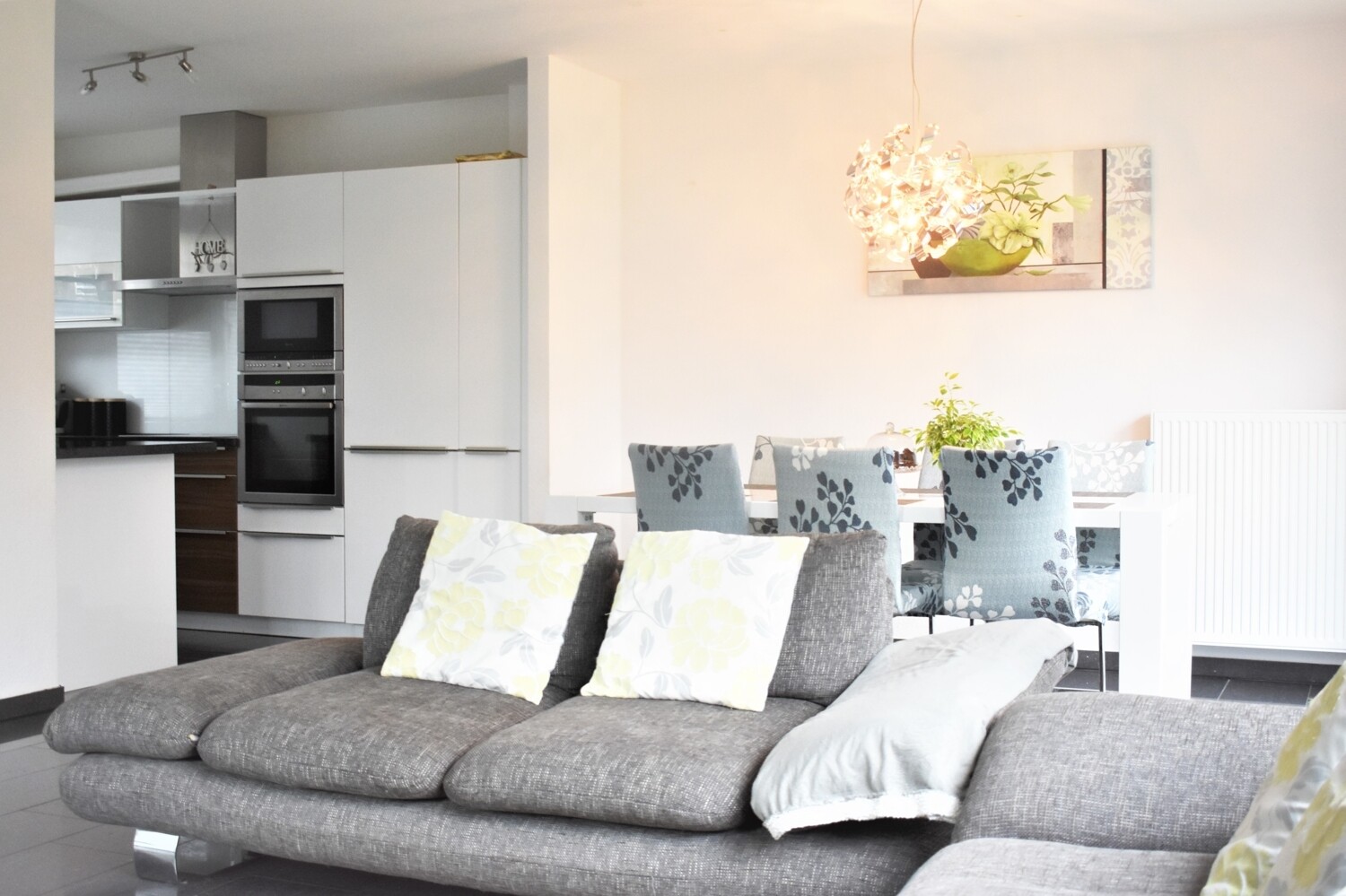 Wohnzimmer und offene Küche