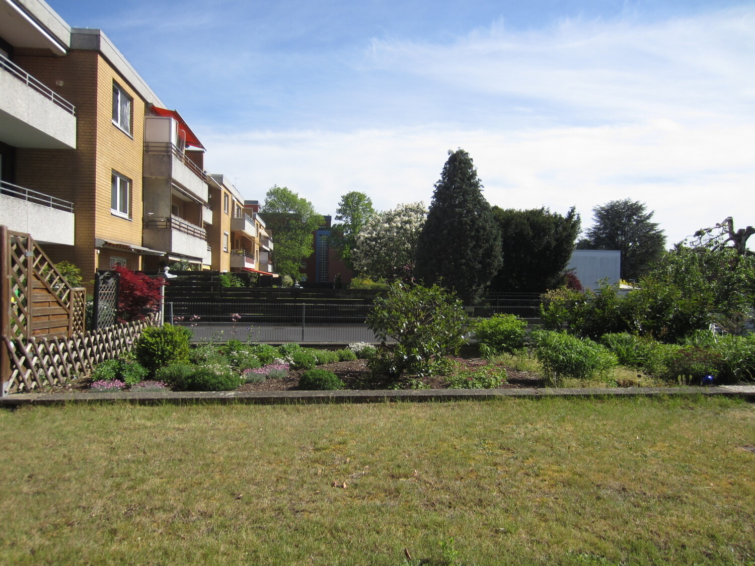Blick von der Terrasse in den Garten