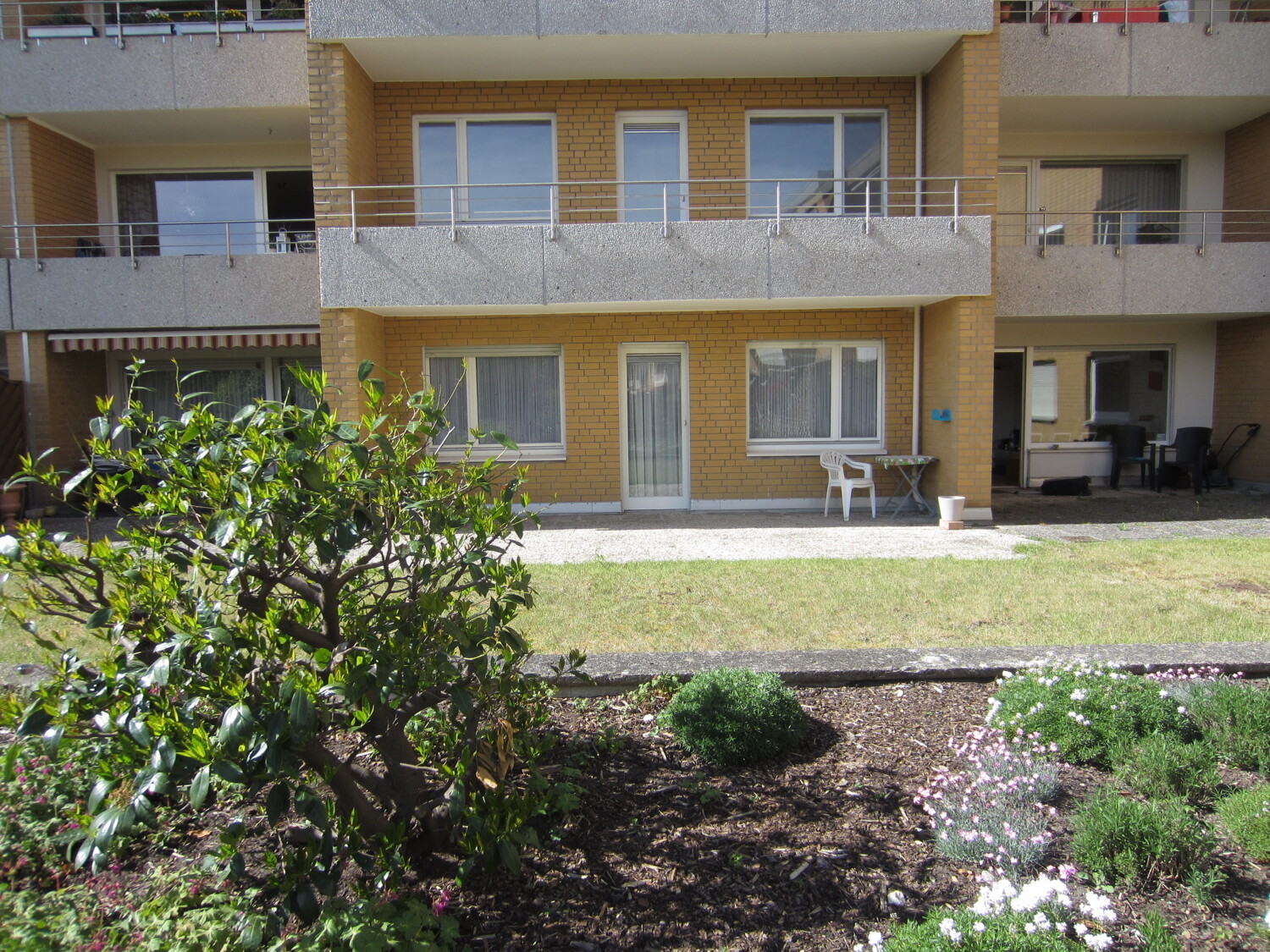 Hausrückseite mit Terrasse