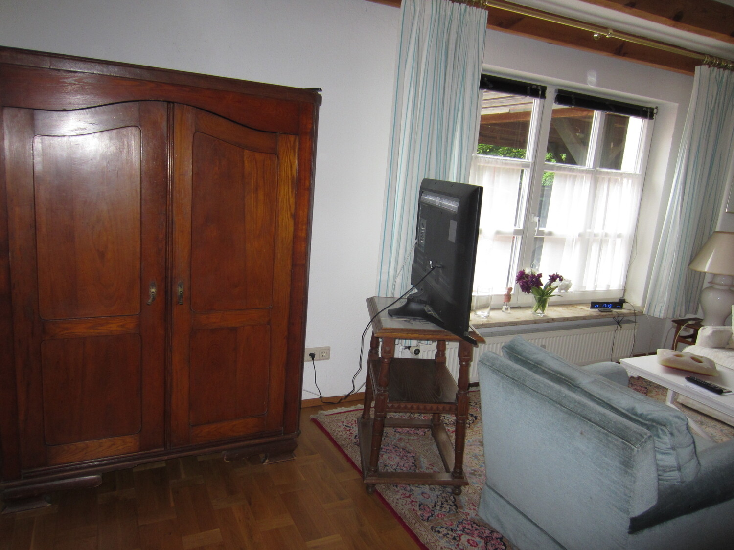 Schrank und TV im Wohnraum