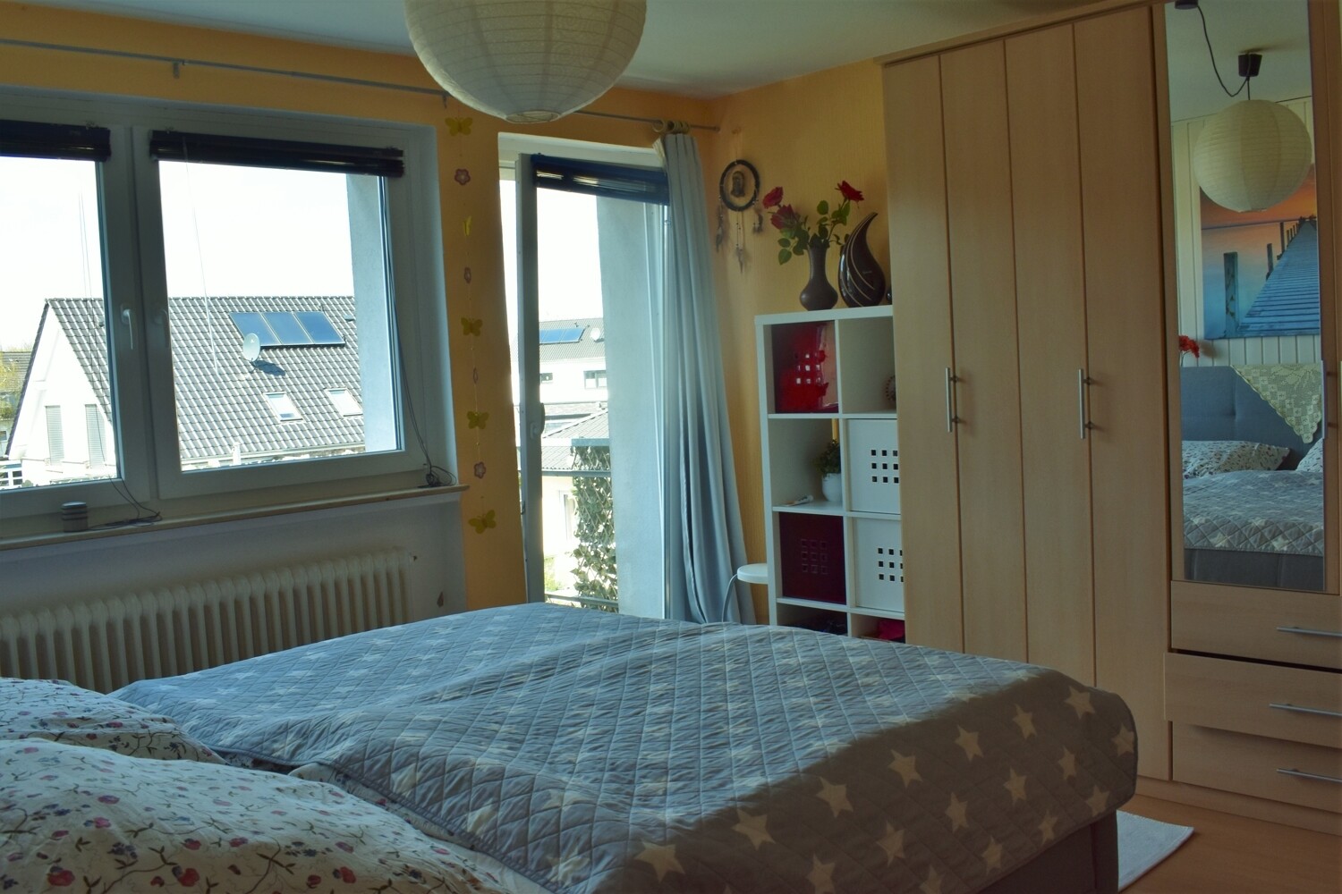 Schlafzimmer mit Zugang zum Balkon