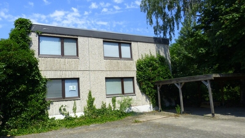 Rückfassade des Hauses inkl. Carport