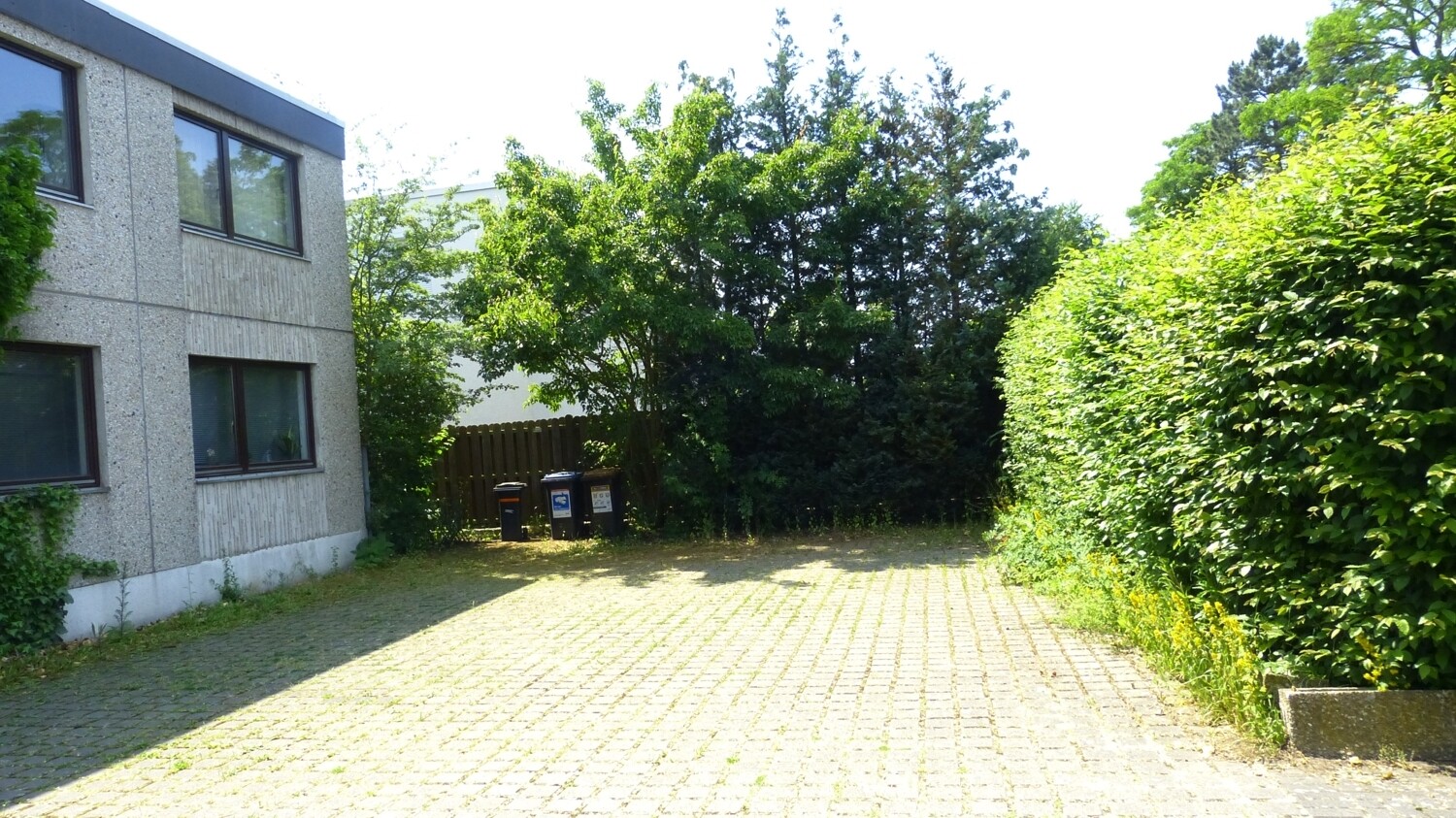 Stellplätze vor dem Haus