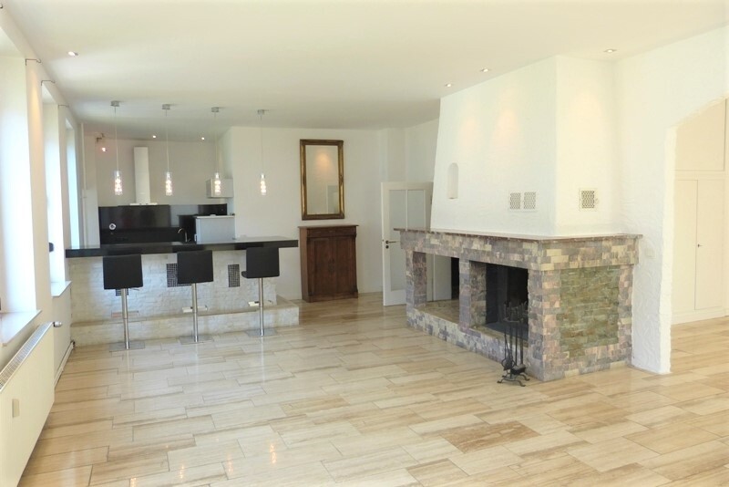 offener Küchenbereich mit Tresen 