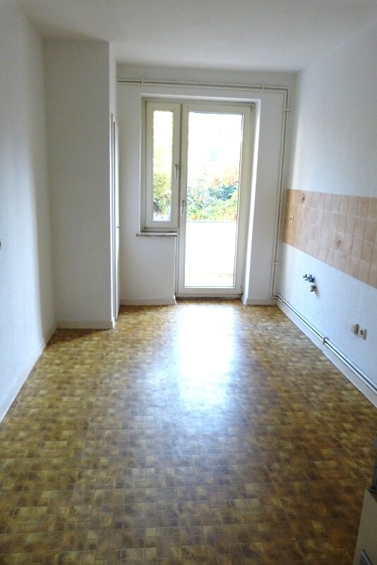 Küche mit Balkonzugang