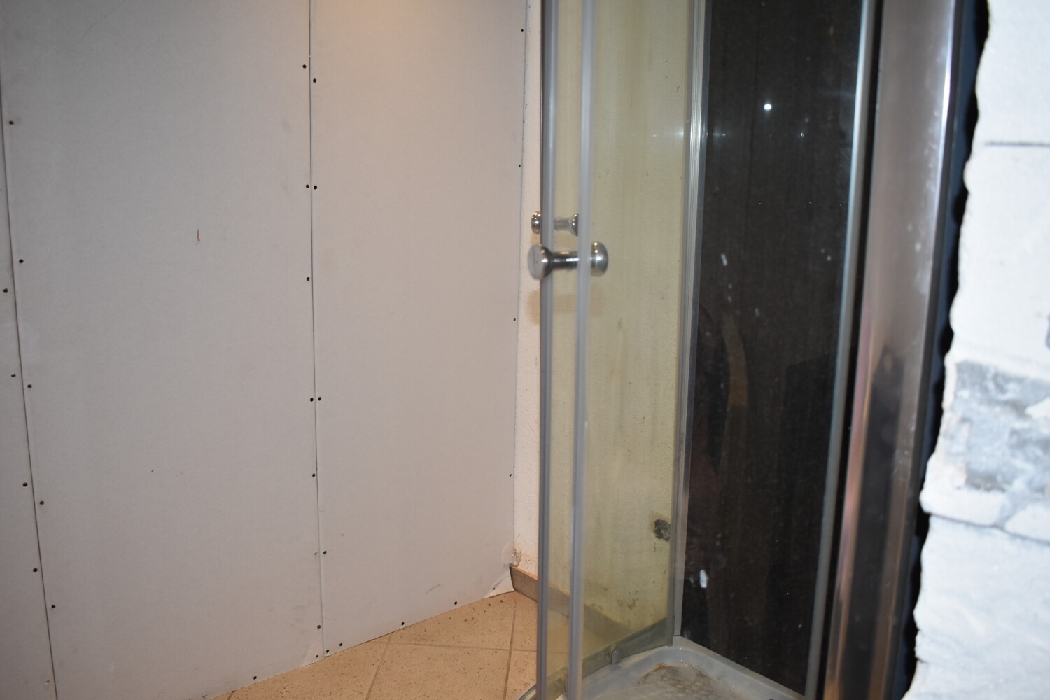 Duschbad, Wohnung links