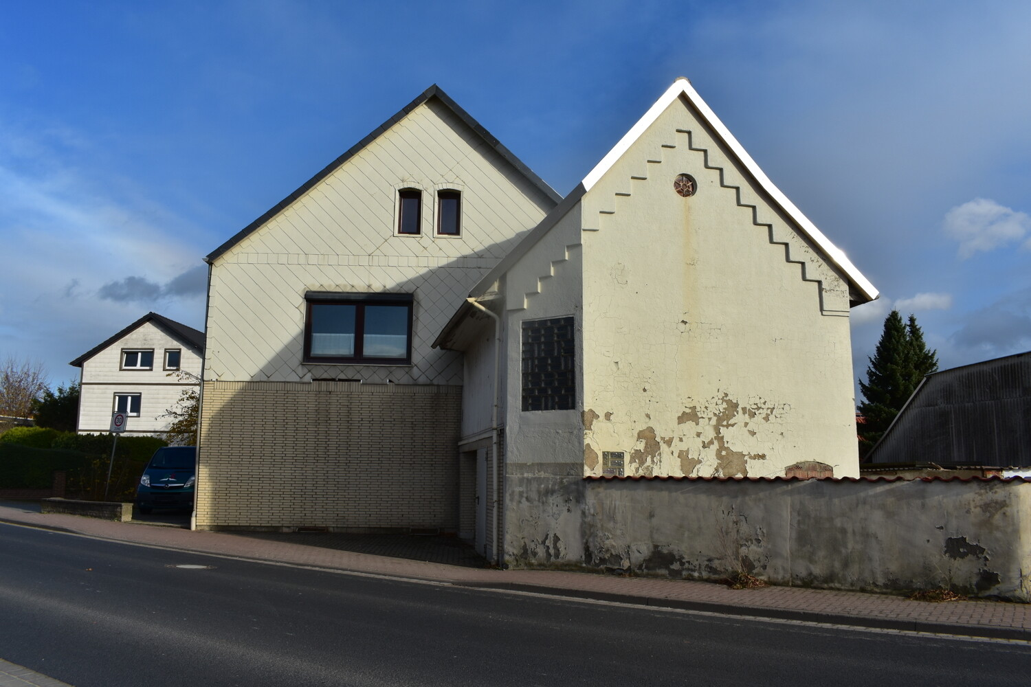Außenansicht mit Garage