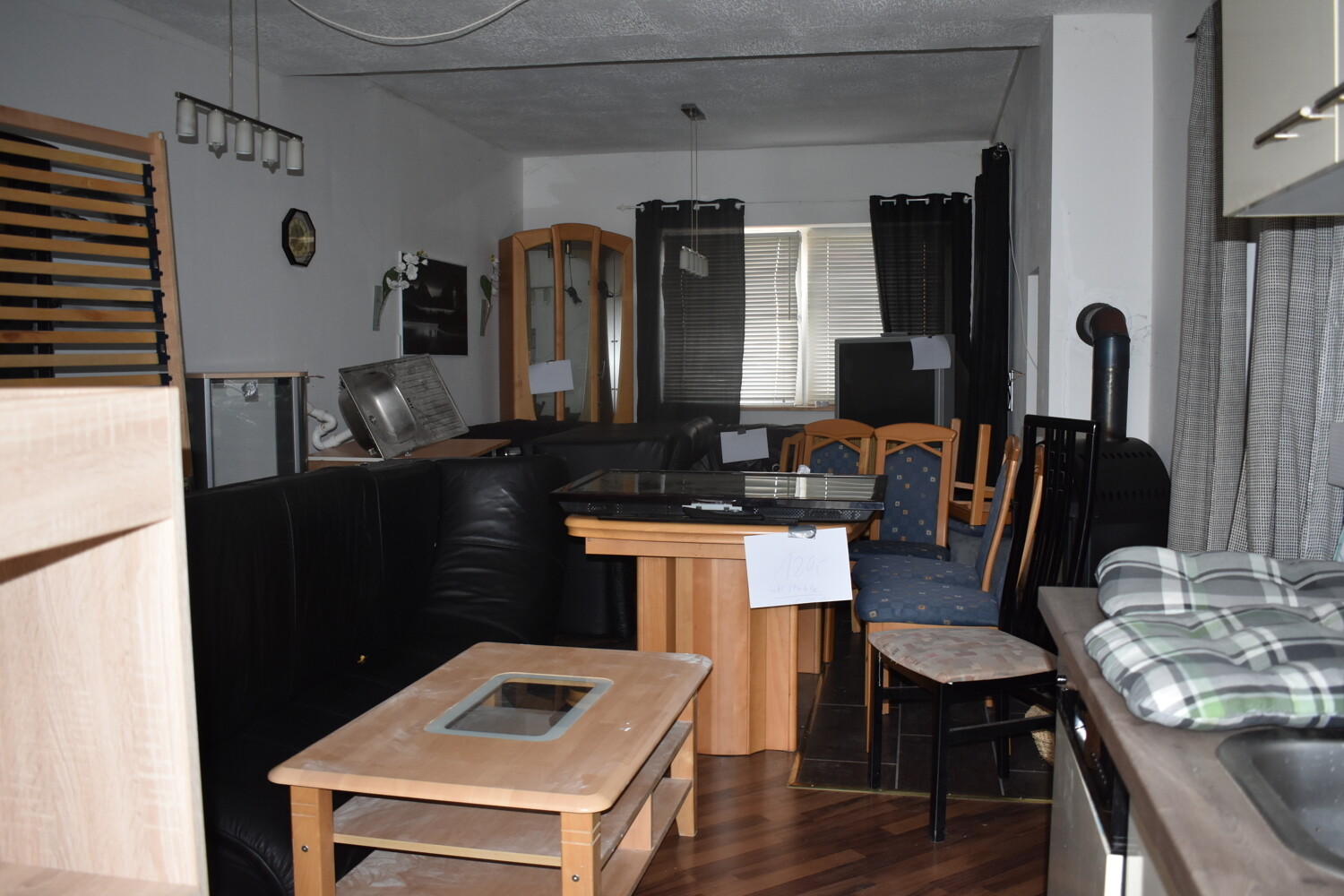 Wohnzimmer mit Kamin, Wohnung links
