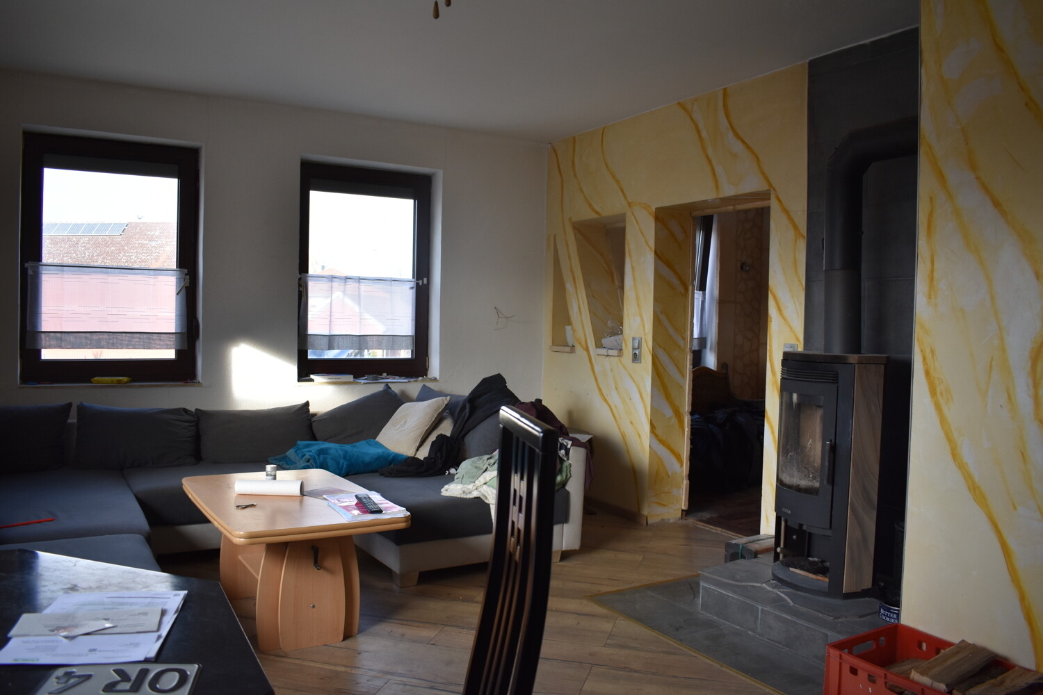 Wohnzimmer mit Kamin Wohnung rechts