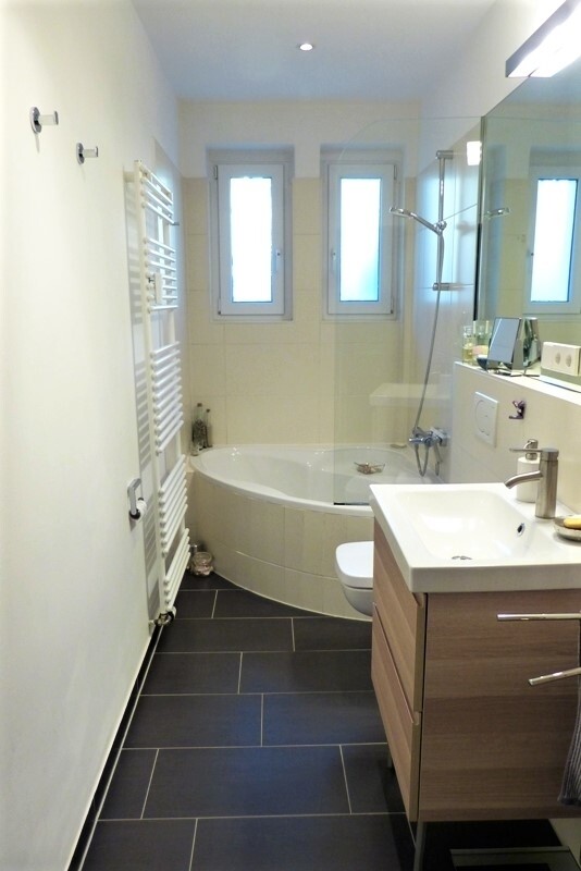Tageslichtwannenbad mit Eckbadewanne