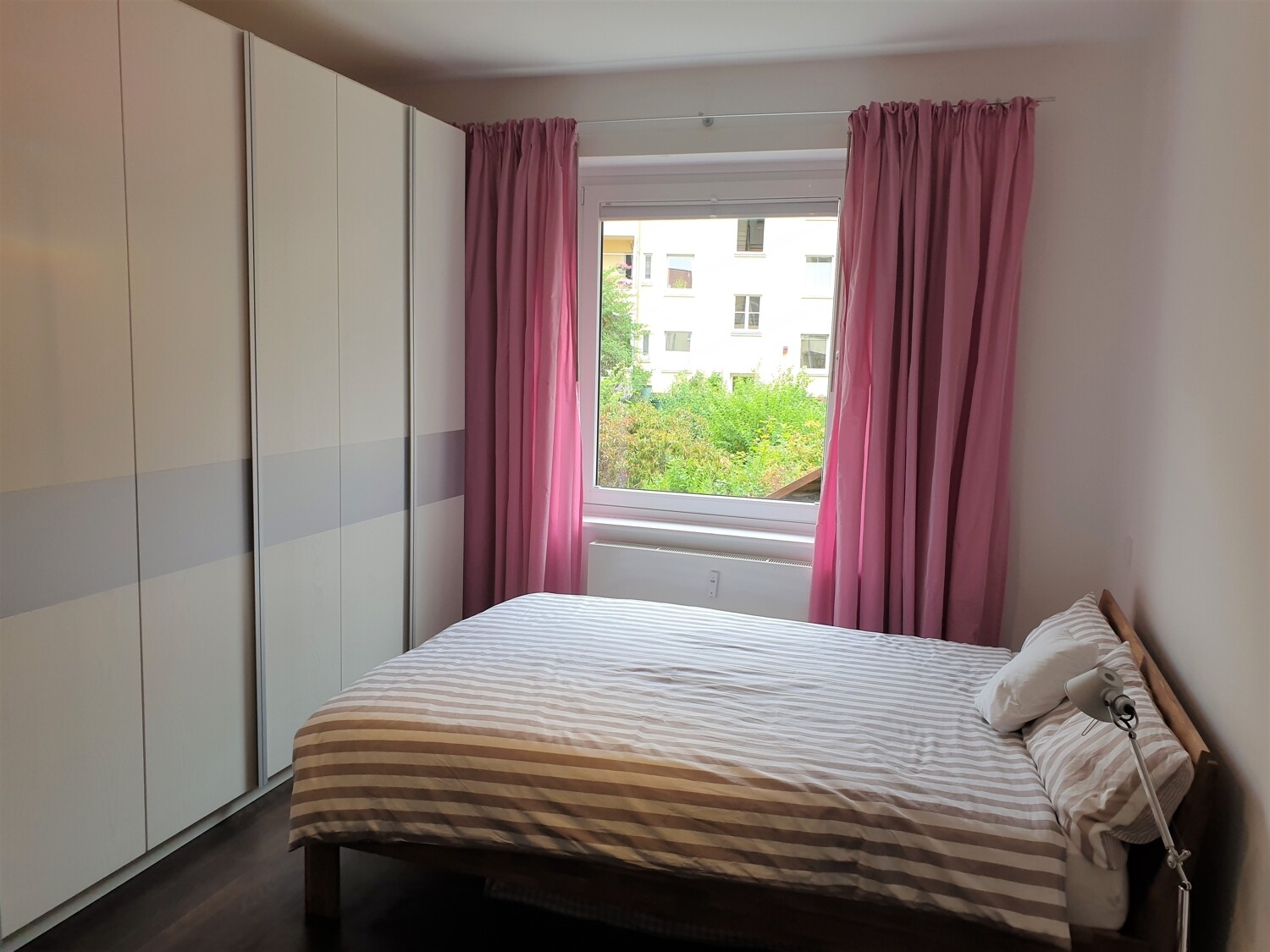 Schlafzimmer in den ruhigen Innenhof ausgerichtet