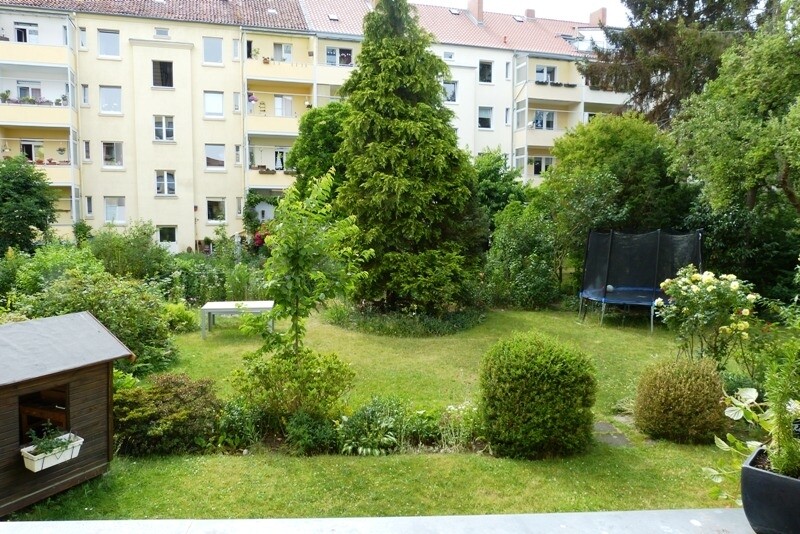 Blick vom Balkon in den grünen Innenhof