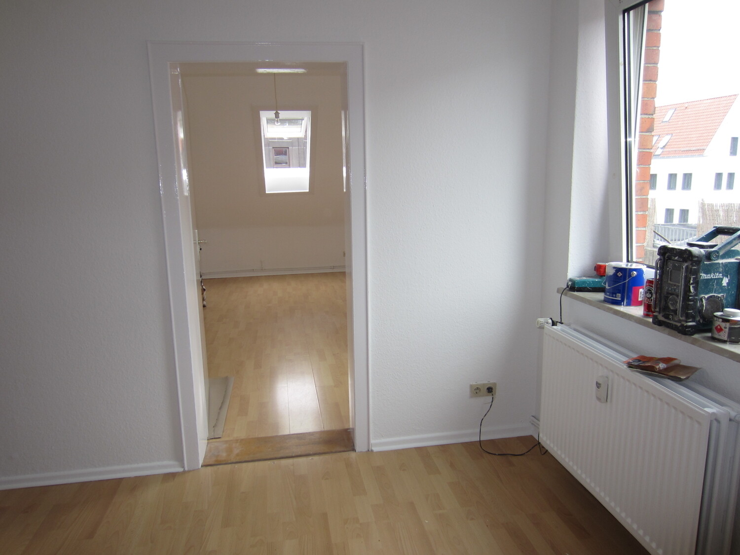 Blick vom Wohnzimmer ins Schlafzimmer