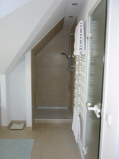 Wannenduschbad im DG