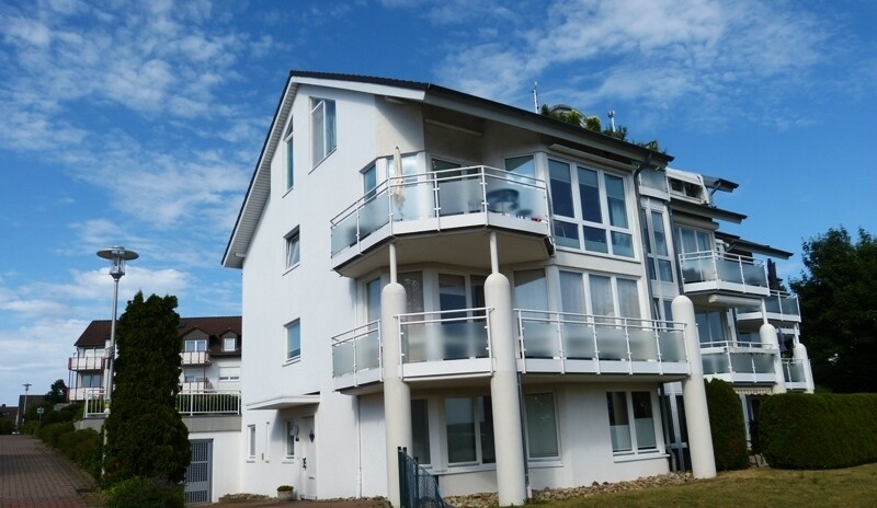 Rückansicht des Hauses mit Einfahrt Tiefgarage