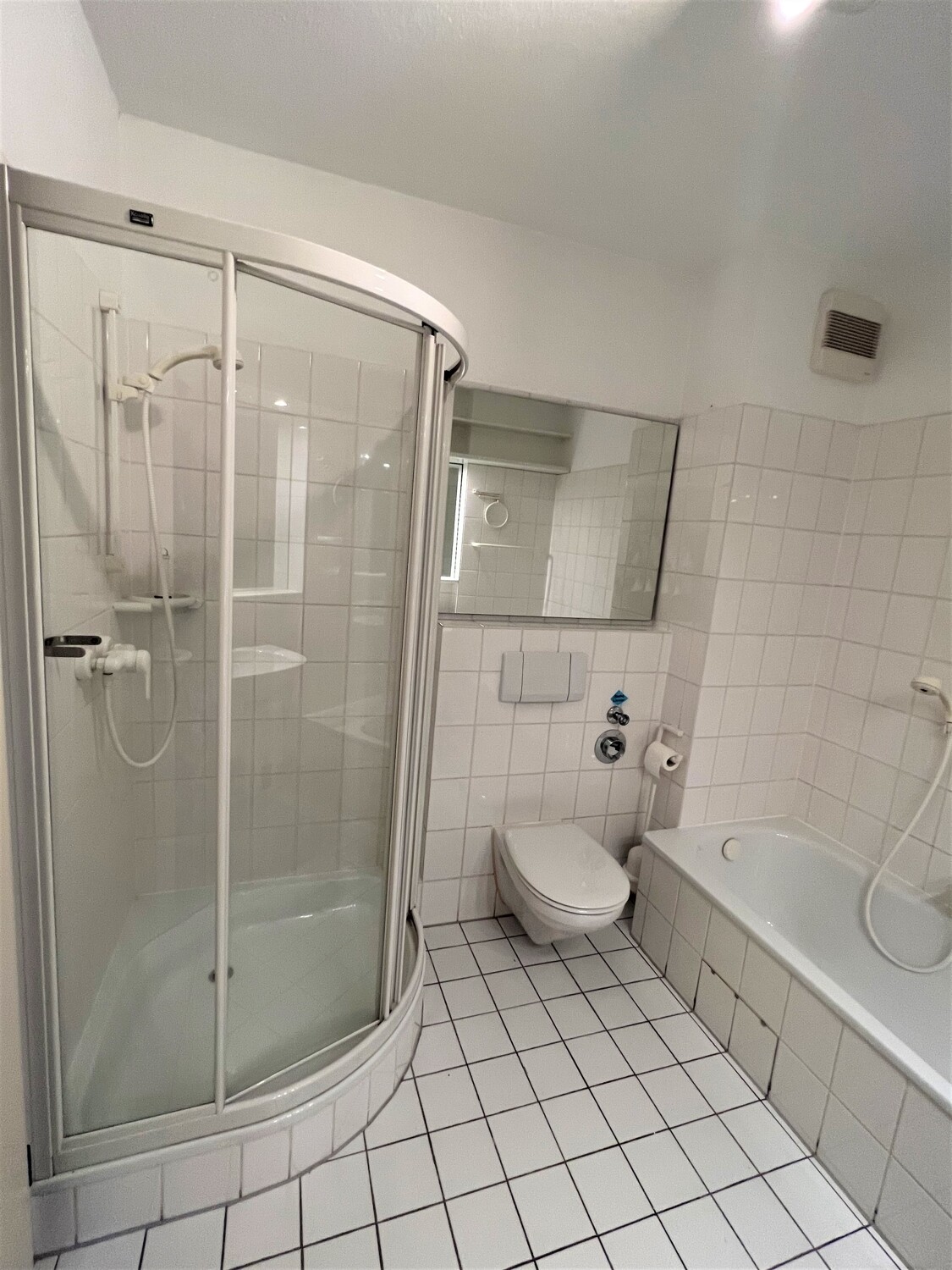 Wannenbad mit Dusche