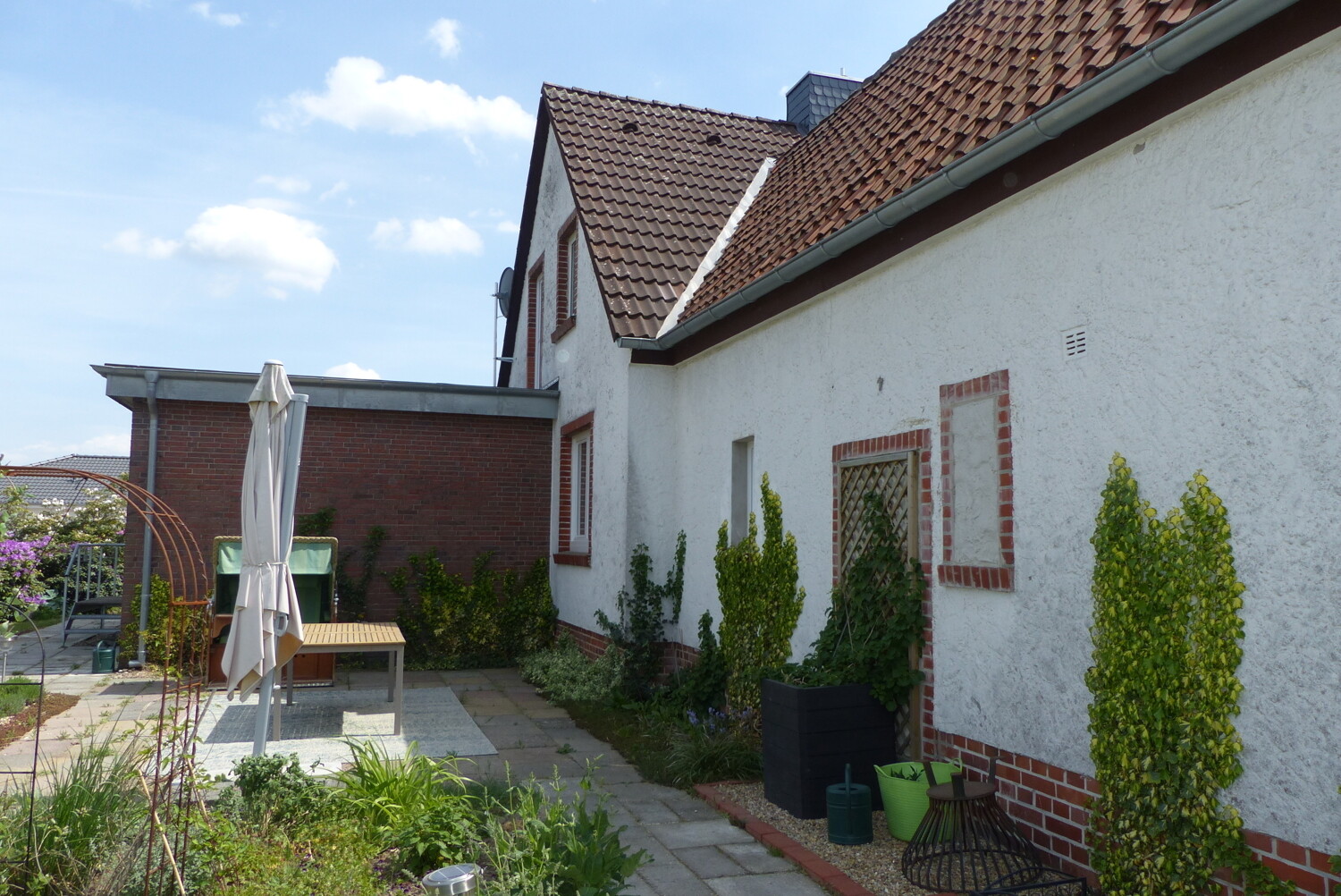 Haus-Rückseite mit Terrasse