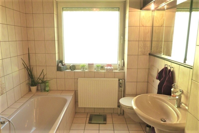 Tageslichtwannenbad mit Dusche 