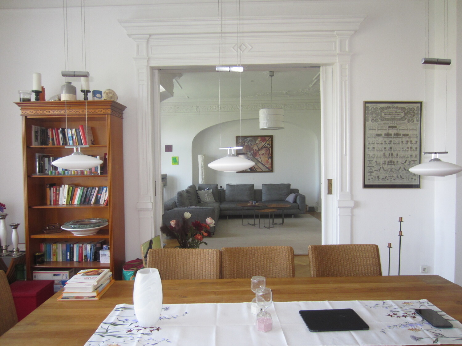 Blick vom Esszimmer ins Wohnzimmer