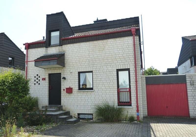 Vordere Hausansicht mit Garage