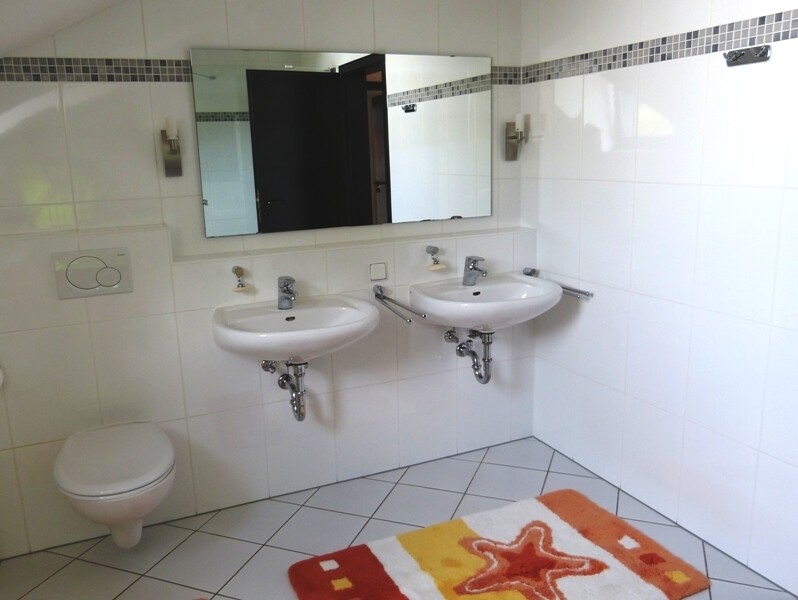 Großes Duschbad im OG