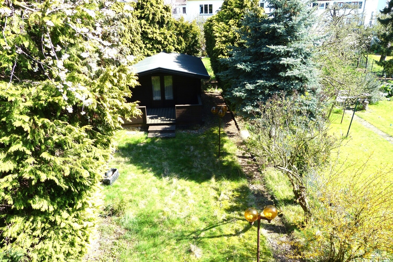 Blick vom Balkon in den Garten