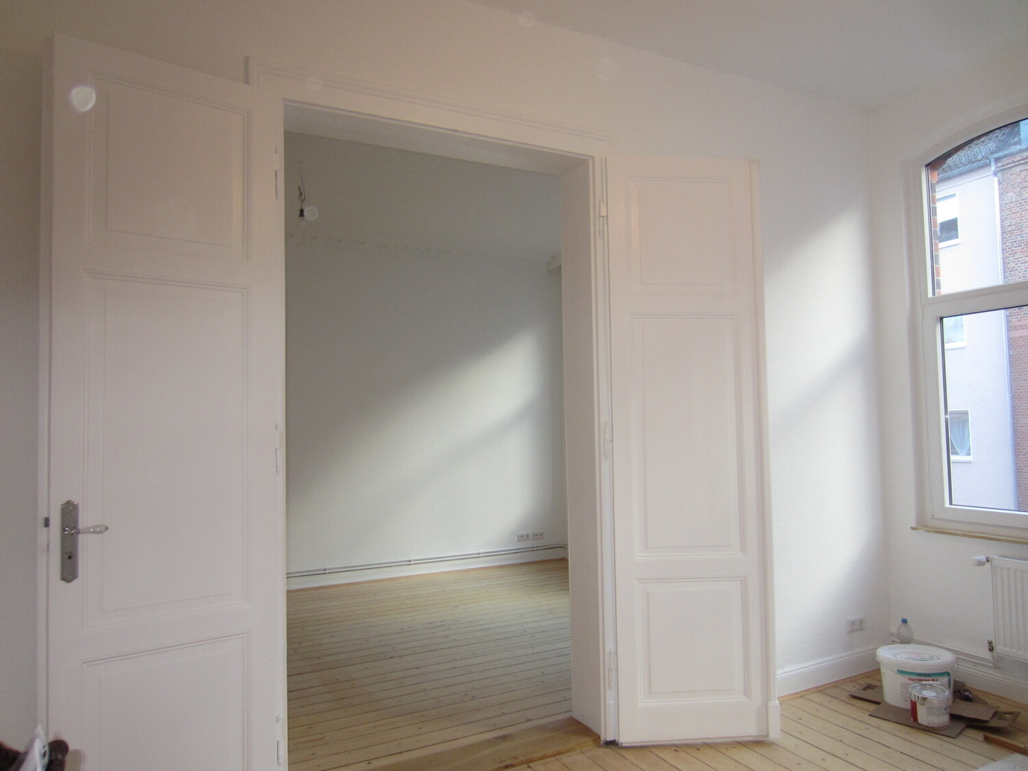 Blick vom Esszimmer ins Wohnzimmer