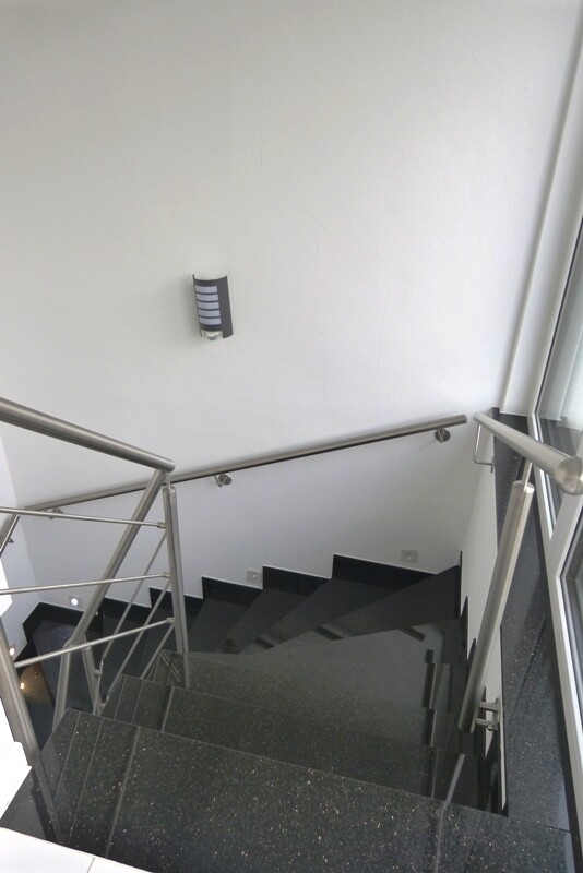 Treppenhaus mit Granitstufen