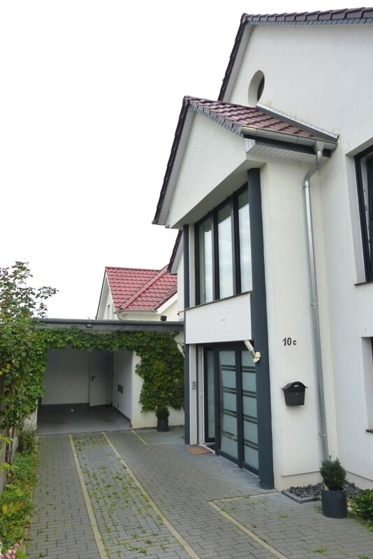 Vordere Hausansicht mit Garagenzufahrt