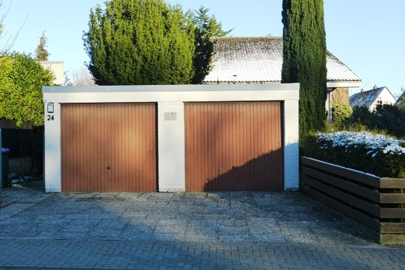 Zwei Garagen vor dem Haus