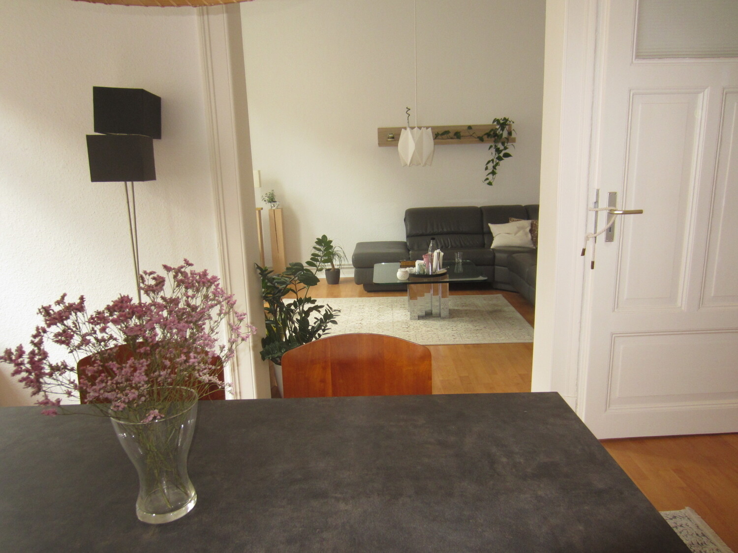 Blick vom Ess- ins Wohnzimmer