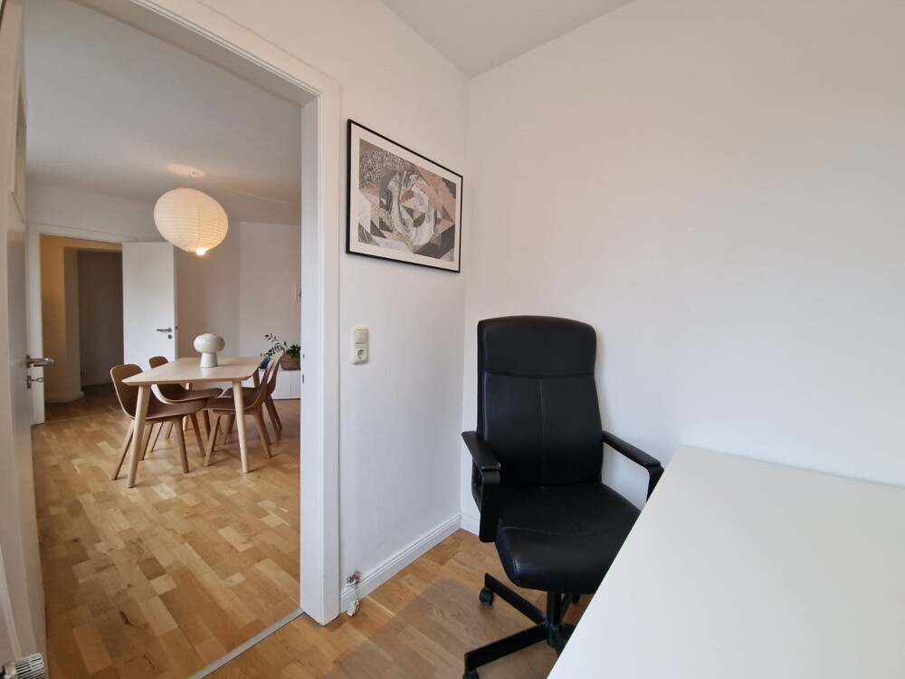 Blick Arbeitsbereich ins Wohnzimmer