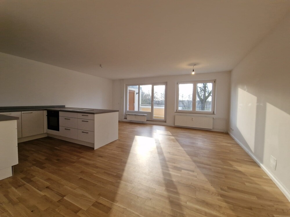 Wohnzimmer mit offener Küche