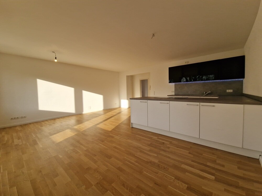 Wohnzimmer mit offener Küche