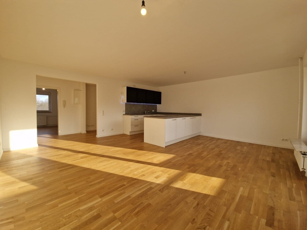 Wohnzimmer mit offener Küche