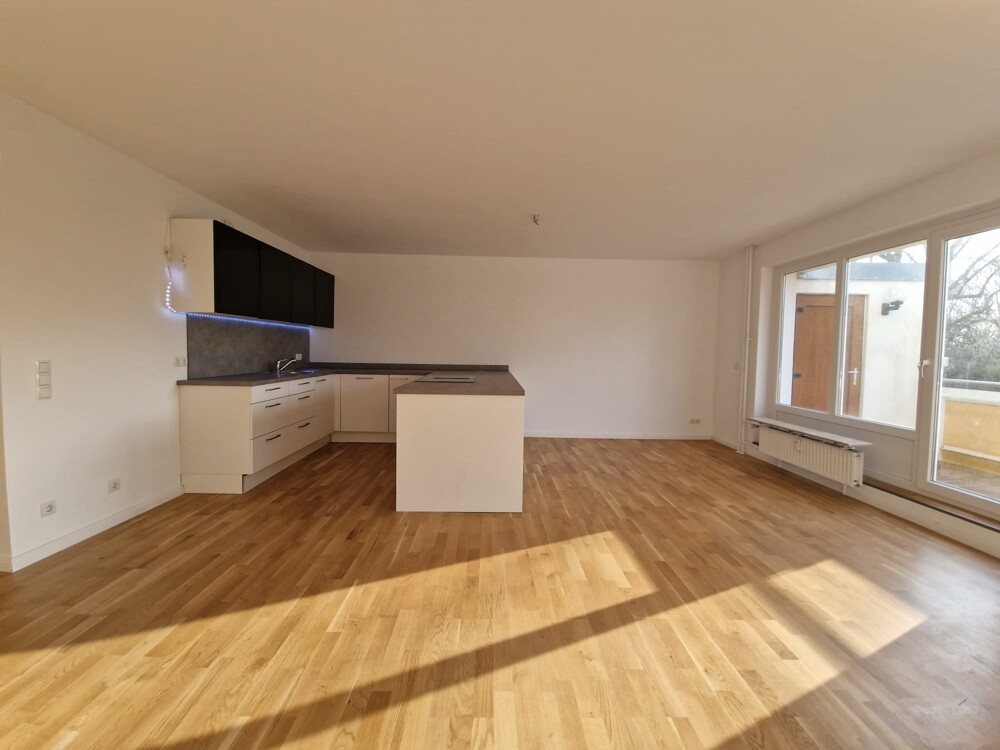 Wohnzimmer mit offener Küche