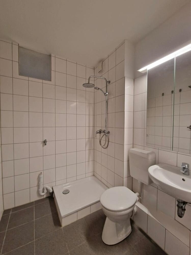 Bad Bild hier noch ohne Duschtrennwand und hier noch ohne Waschmaschine