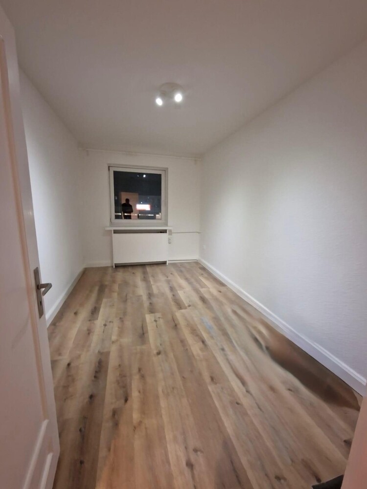 kl. Zimmer zur Straße