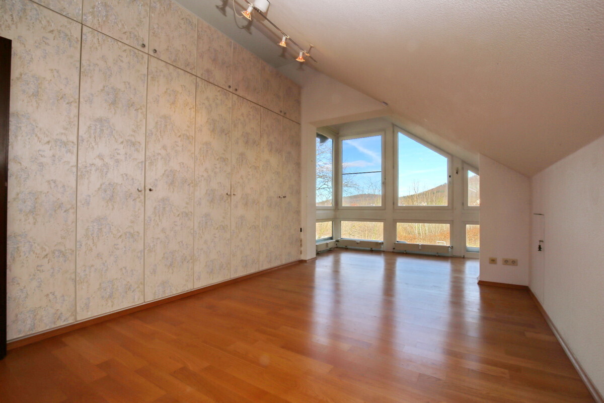 Schlafzimmer mit großem Einbauschrank