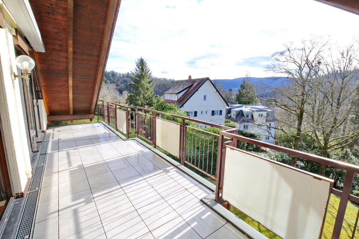 Großer überdachter Balkon